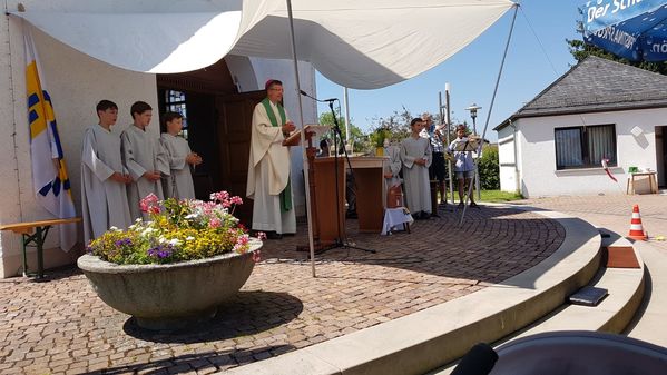 Bischof Gerber feiert den Abschlussgottesdienst mit den Familien Bischof Gerber feiert den Abschlussgottesdienst mit den Familien